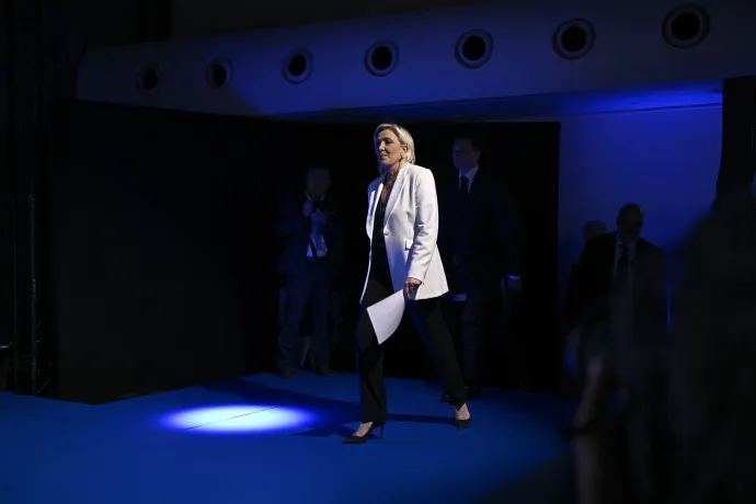 Marine Le Pen érkezik sajtótájékoztatóra, miután a francia elnök bejelentette, hogy június 30-ra új általános választásokat ír ki – Fotó: Julien De Rosa / AFP