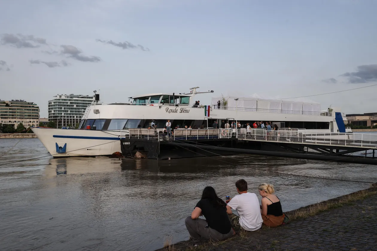 Fotó: Magyar Péter a Tisza Párttal az áradó Dunán a Petőfi híd budai hídfőjének felső rakpartján tartotta az eredményváró buliját egy hajón – Fotó: Huszti István / Telex