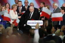 2014 óta először verték meg Kaczyńskiékat, Tuskék hajszállal megelőzték őket