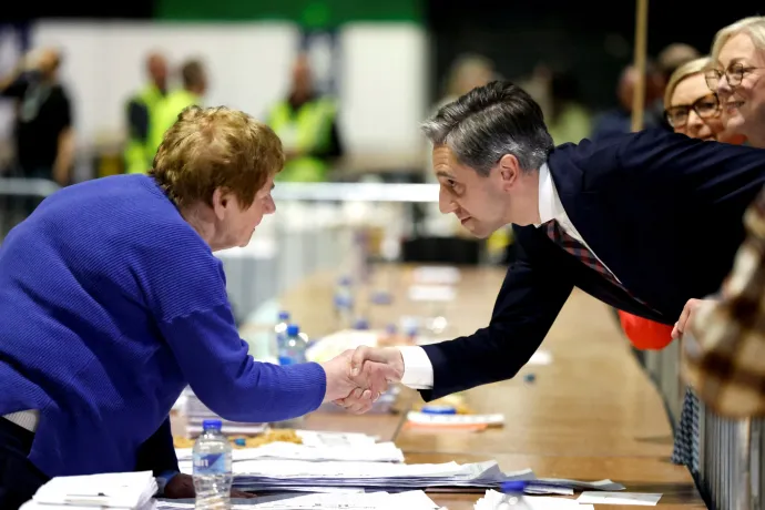 Simon Harris miniszterelnök kezet fog egy választási bizottsági taggal Dublinban – Fotó: Clodagh Kilcoyne / REUTERS