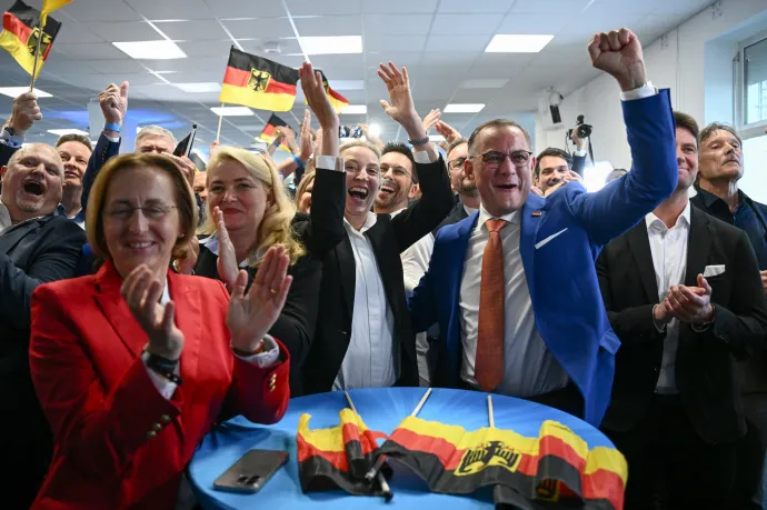 Az AfD eredményváróján ünnepelnek, középen a párt vezetői, Alice Weidel és Tino Chrupalla – Fotó: Annegret Hilse / Reuters