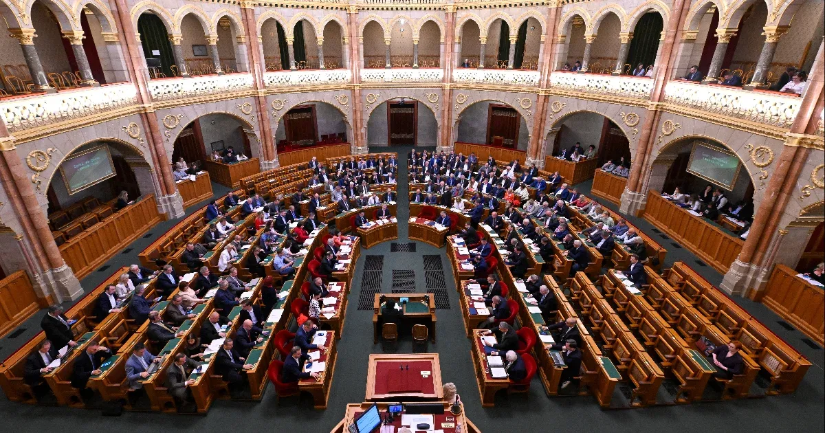 A telefonok iskolai szabályozása és a katasztrófavédelem átszervezése is szerepel a kormány frissen benyújtott salátatörvényében