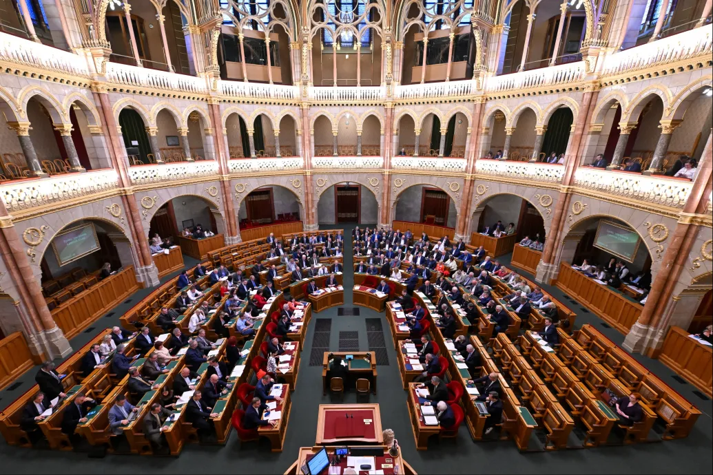 A telefonok iskolai szabályozása és a katasztrófavédelem átszervezése is szerepel a kormány frissen benyújtott salátatörvényében