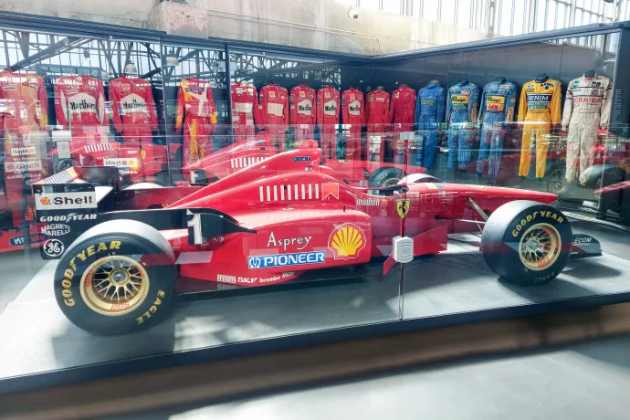  Schumacher Ferrarija, az overalljai, és az egyik gokartja – Fotó: Ághassi Attila / Telex