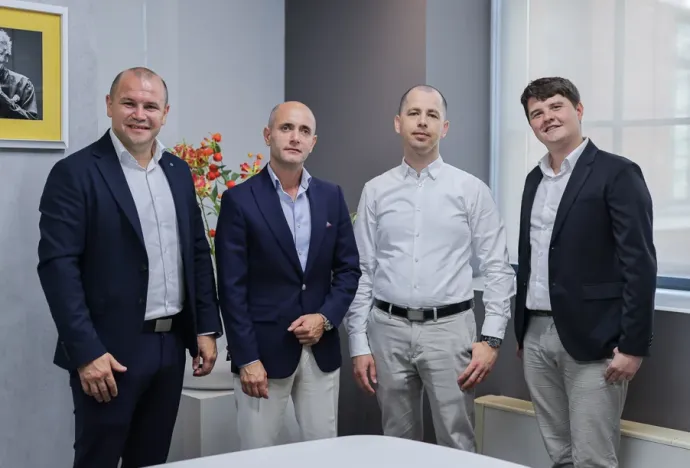 Balról jobbra: Rigó Ferenc (Szallas Group CEO), Ionut Nedea (Creative Eye SRL), Adam Rogaliński (VP Corporate Development, Wirtualna Polska Holding), Jakub Moczulski (Investment Manager, Wirtualna Polska Holding) – Fotó: Szallas Group
