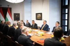 A legnagyobb európai iparvállalatok vezetőivel tárgyalt Orbán Viktor a Karmelitában