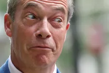 Nigel Farage-t a tejturmix után tárgyakkal dobták meg a kampányeseményén