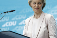 Nehéz lavírozás vár Ursula von der Leyenre, hogy elnök maradhasson