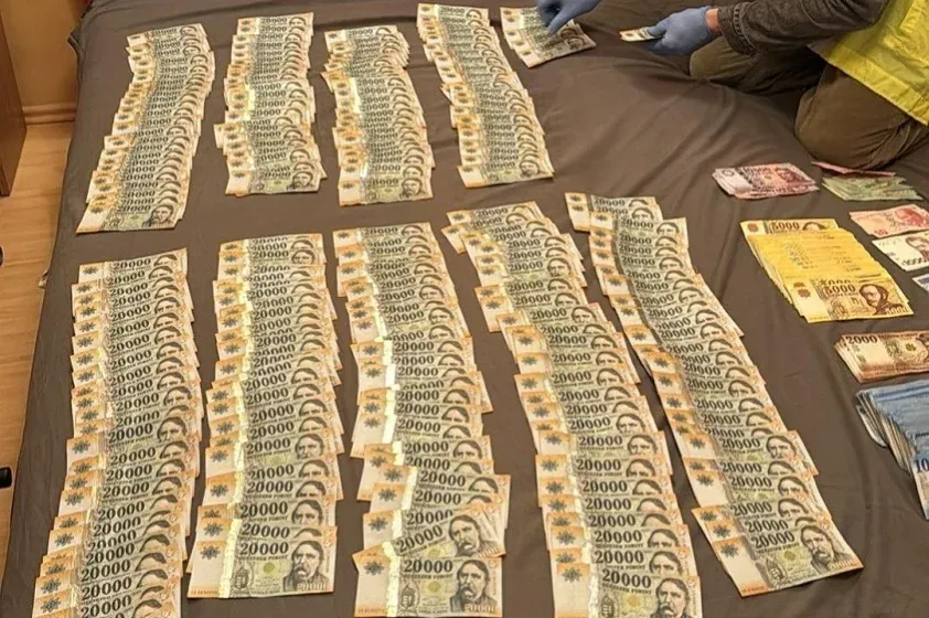 Letartóztattak egy ügyvédet, aki hét társával majdnem fél milliárd forintot csalt ki online áldozataitól