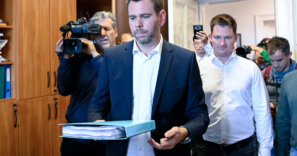 A vékony kihúzás miatt nem, de bizonyítottan hibás számlálás miatt akár lehet újraszámlálás