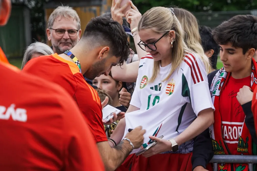 Egy fél német kisváros kivonult, hogy megnézze a magyarokat