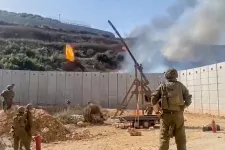 Az izraeli hadsereg katapultokból kilőtt tűzgolyókkal támadja a libanoni határt