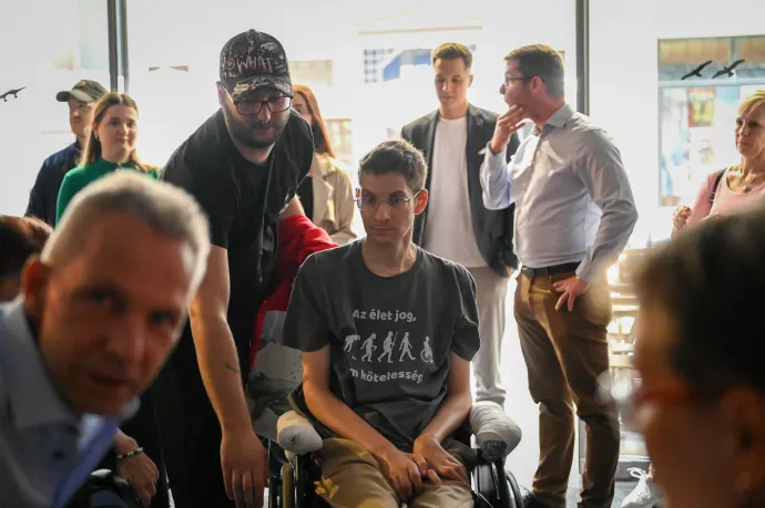 Karsai Dániel érkezik a sajtótájékoztatóra – Fotó: Melegh Noémi Napsugár / Telex
