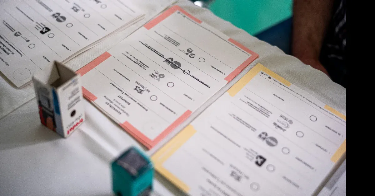A Fővárosi Választási Iroda már vasárnap késő délután tájékoztatta a szavazóköröket, hogy a dupla ikszes szavazólapok is érvényesek lehetnek
