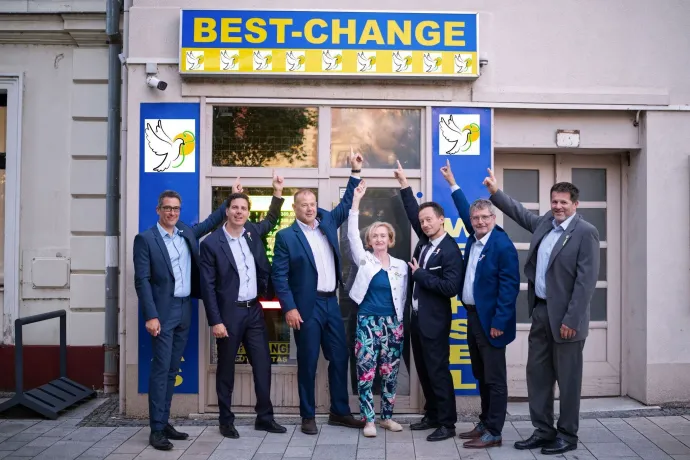 Tóth Gergely, Keszthely frissen megválasztott polgármestere (balról a harmadik) és kampánycsapata – Fotó: Dr. Tóth Gergely / Facebook
