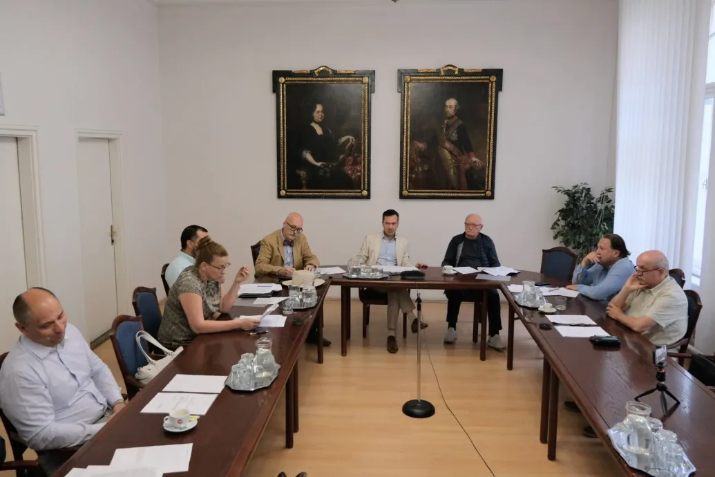 Megbírságolták az élő választási plakátként viselkedő fideszes jelöltet Pécsen