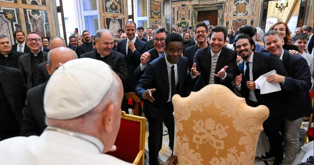 Jimmy Fallon, Whoopi Goldberg, Chris Rock és egy rakás humorista vicceskedett Ferenc pápával a Vatikánban