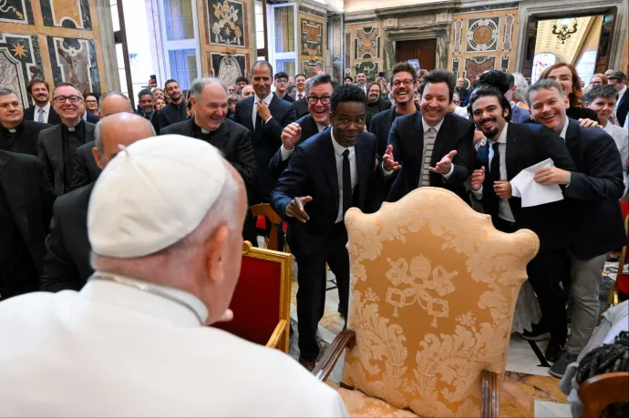 Jimmy Fallon, Whoopi Goldberg, Chris Rock és egy rakás humorista vicceskedett Ferenc pápával a Vatikánban