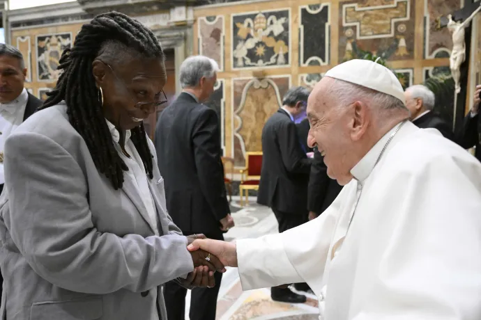 Whoopi Goldberg és Ferenc pápa 2024. június 14-én – Fotó: Simone Risoluti / Vatican Media / AFP