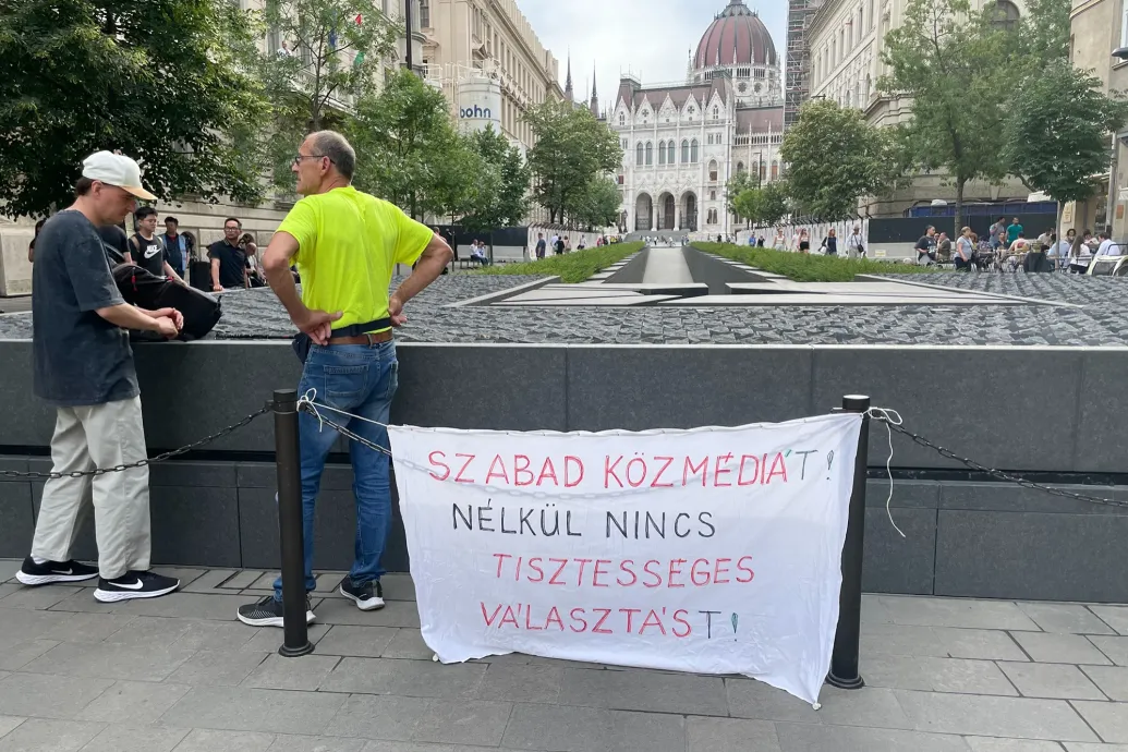 Karácsony Gergely a Nemzeti Választási Iroda épületénél tüntet