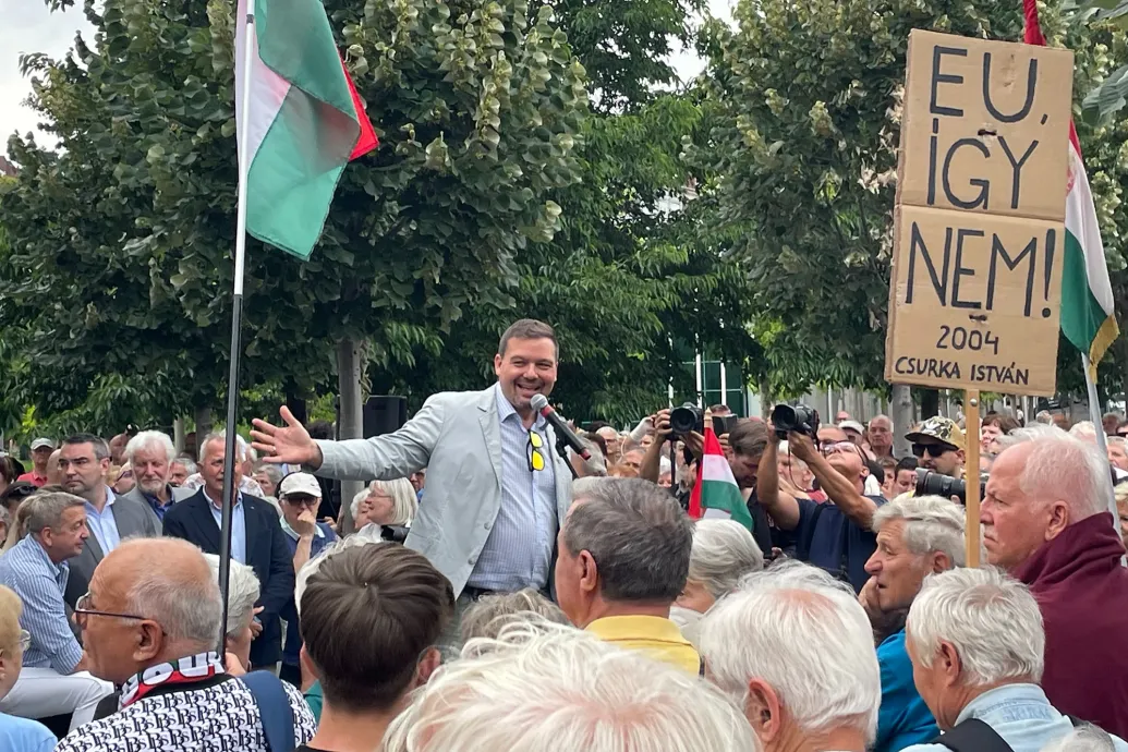 „Nem leszünk gyarmat” – üzenik az EU-nak Bayer Zsolt tüntetésén