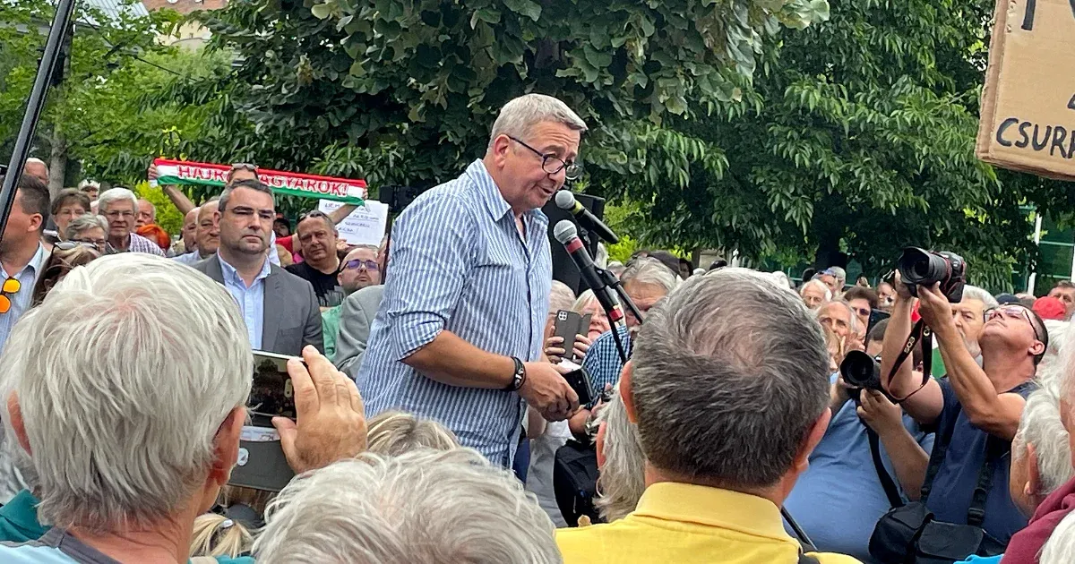 Csurkát idézett és rozmárt akart befogadni az EU bírósága ellen tüntető Bayer Zsolt