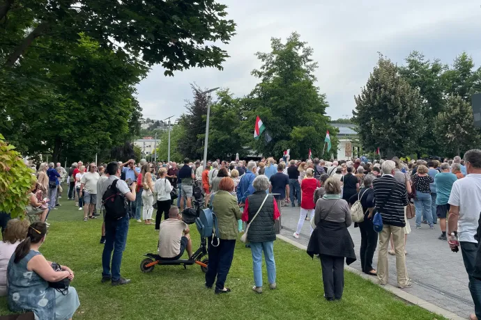 Csurkát idézett és rozmárt akart befogadni az EU bírósága ellen tüntető Bayer Zsolt