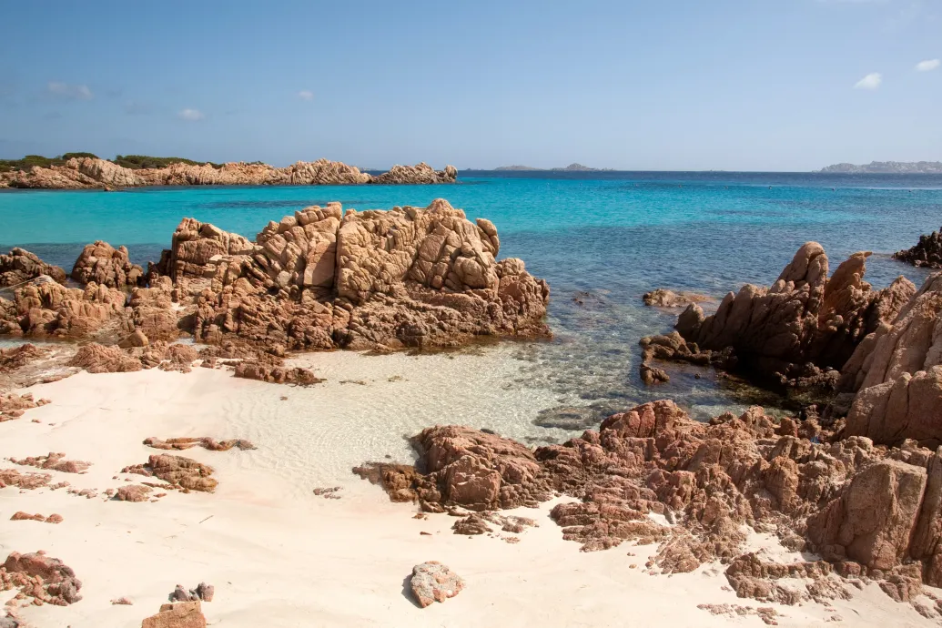 Kiposztolta, ahogy beszökik Szardínia rózsaszín homokos strandjára, 1800 euróra büntették az influenszert