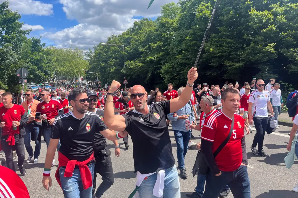 Ezrével vonulnak a magyar szurkolók Kölnben a svájci meccs stadionjához