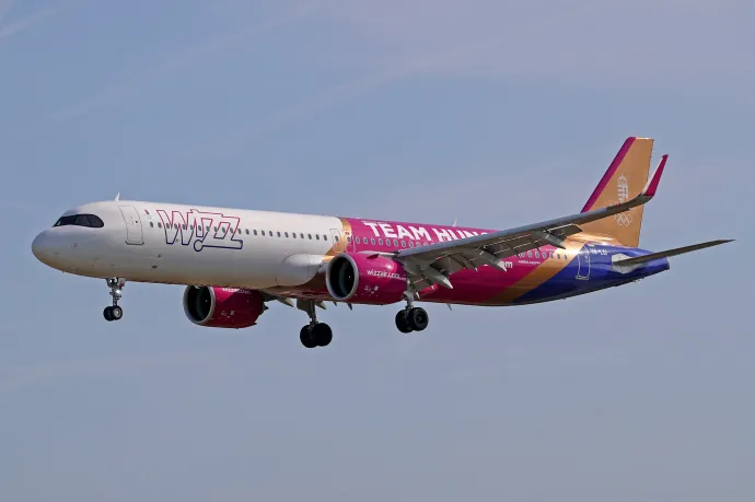 Másfél órát késett a Wizz Air járata, a cég buszokat küldött a szurkolóknak, hogy odaérhessenek az Eb-meccsre