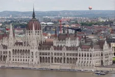 Óvodásoknak és iskolai óra részeként érkező diákoknak továbbra is ingyenesen lesz látogatható a Parlament