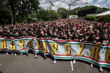 Ezrével vonultak a magyar szurkolók Kölnben a svájci meccs stadionjához