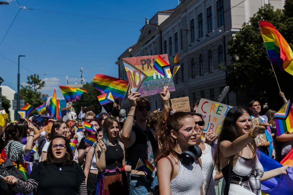 Több szeretetet, kevesebb gyűlöletet! Ezrek vettek részt a hetedik kolozsvári Pride felvonuláson