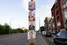 Még pár hétig bámulhatjuk az utcán a választási plakátokat