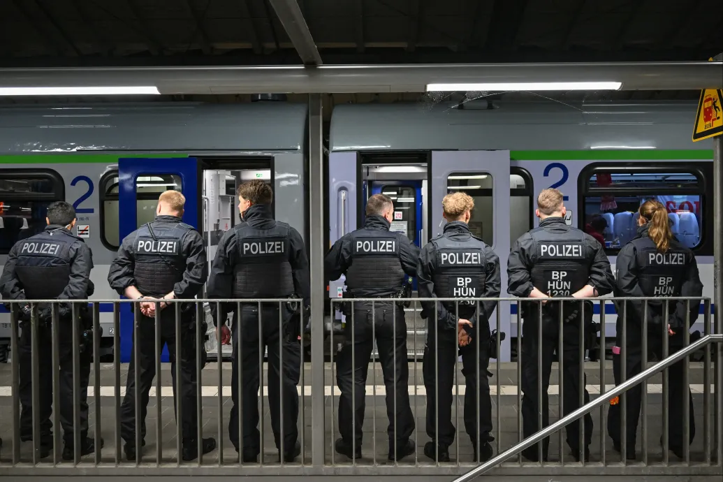 Baltával fenyegetőző férfit lőttek meg a rendőrök Hamburgban