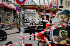 Baltával fenyegetőző férfit lőttek meg a rendőrök a hamburgi szurkolói zóna közlében