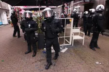 200 rohamrendőrt vetettek be, amikor szerb szurkolókra támadtak Gelsenkirchenben