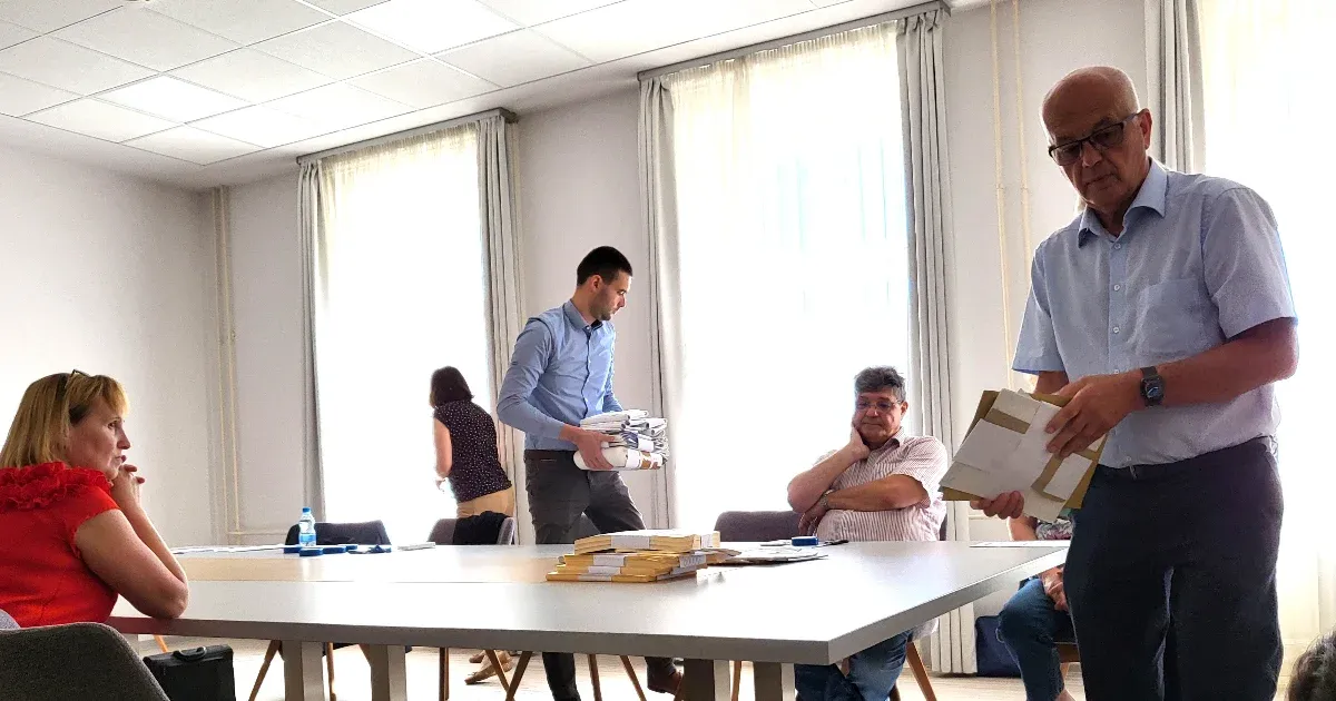 Elkezdték Győrben is újraszámlálni a szavazatokat hét szavazókörben – fele annyi a különbség, mint amennyi az érvénytelen voks