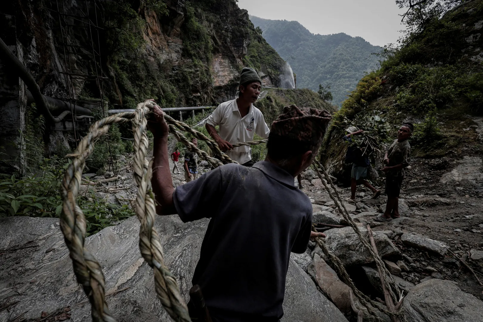 A mézvadászok gyakran a sziklák tetejéről eresztenek le kötéllétrát, hogy megközelítsék a fészkeket – Fotó: Navesh Chitrakar / Reuters