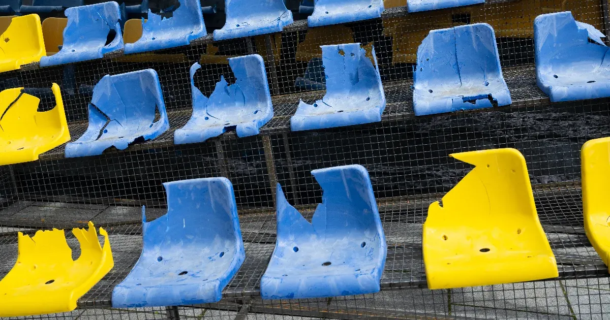 A lebombázott harkivi stadion lelátóját kiállítják több német városban