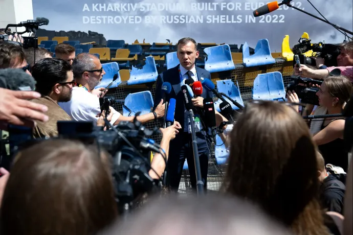 A lebombázott harkivi stadion lelátóját kiállítják több német városban