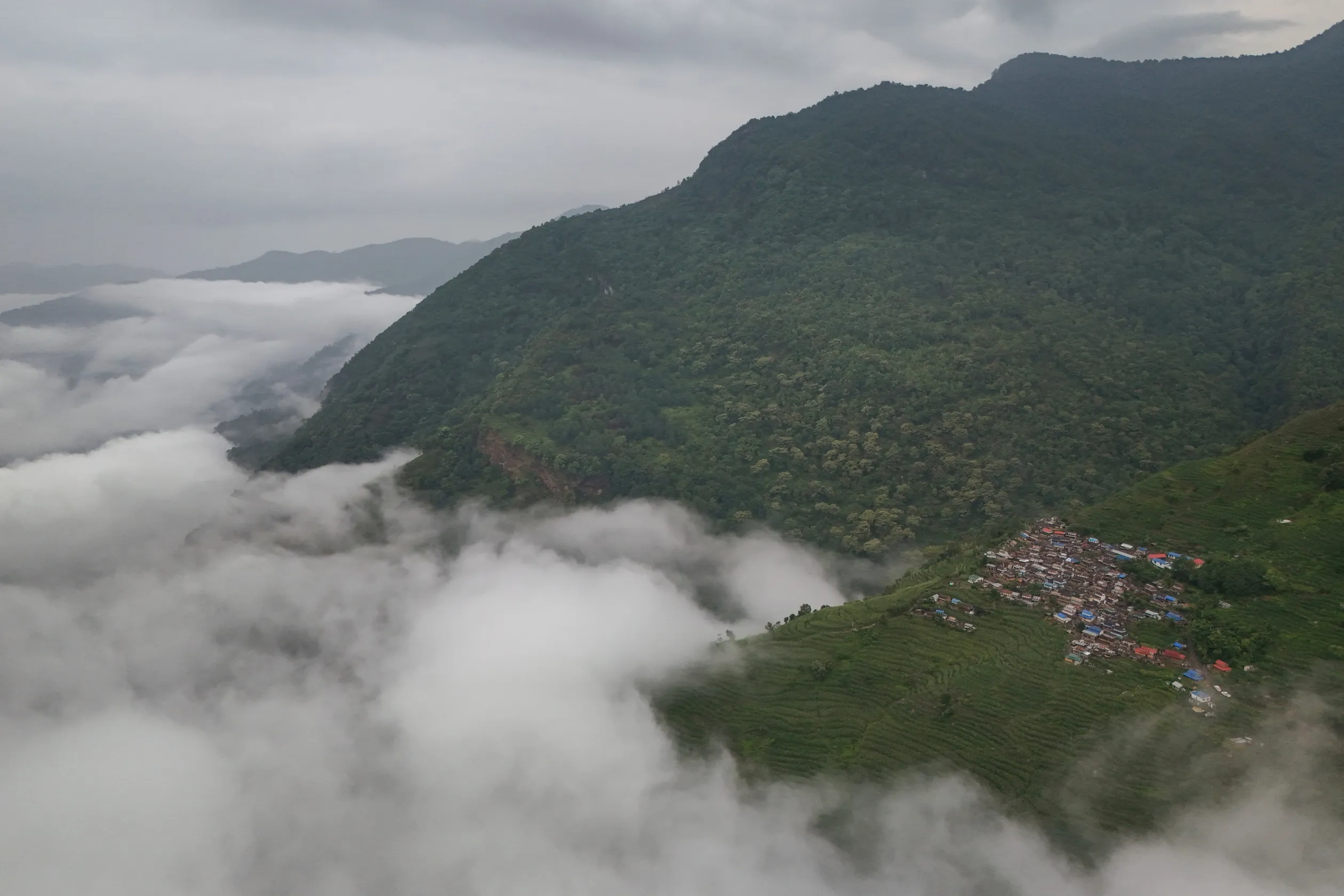 Taap falu, ahol a mézvadászattal foglalkozó gurung népcsoport tagjai is laknak. A Himalája két-háromezer méteres hegyei között érzik jól magukat az óriásméhek is – Fotó: Navesh Chitrakar / Reuters