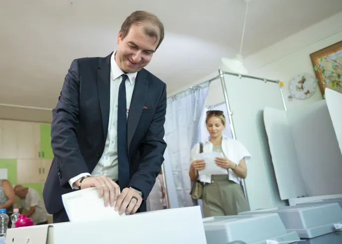 Huszár Viktor, a Megoldás Mozgalom EP-listavezetője leadja szavazatát az önkormányzati, európai parlamenti és nemzetiségi választásokon a II. kerületi Bolyai Utcai Óvodában kialakított szavazókörben 2024. június 9-én – Fotó: Bodnár Boglárka / MTI