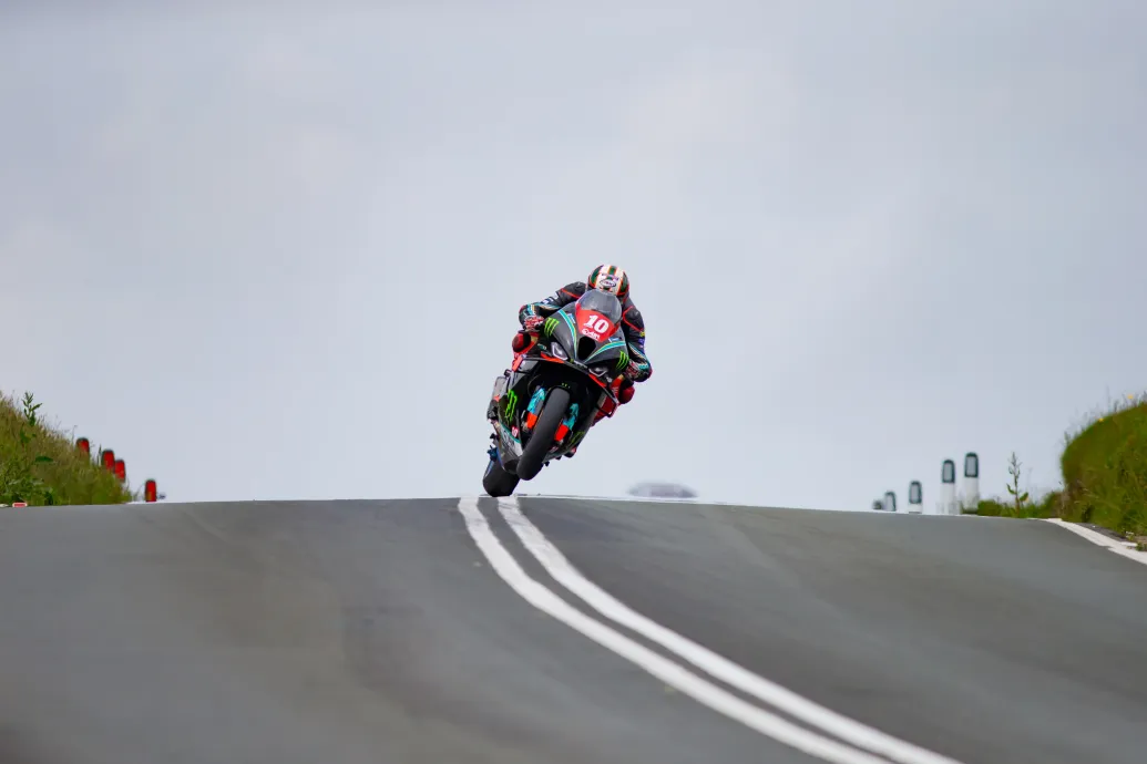 A világ legflúgosabb és leghalálosabb motorversenye az Ír-tengeren