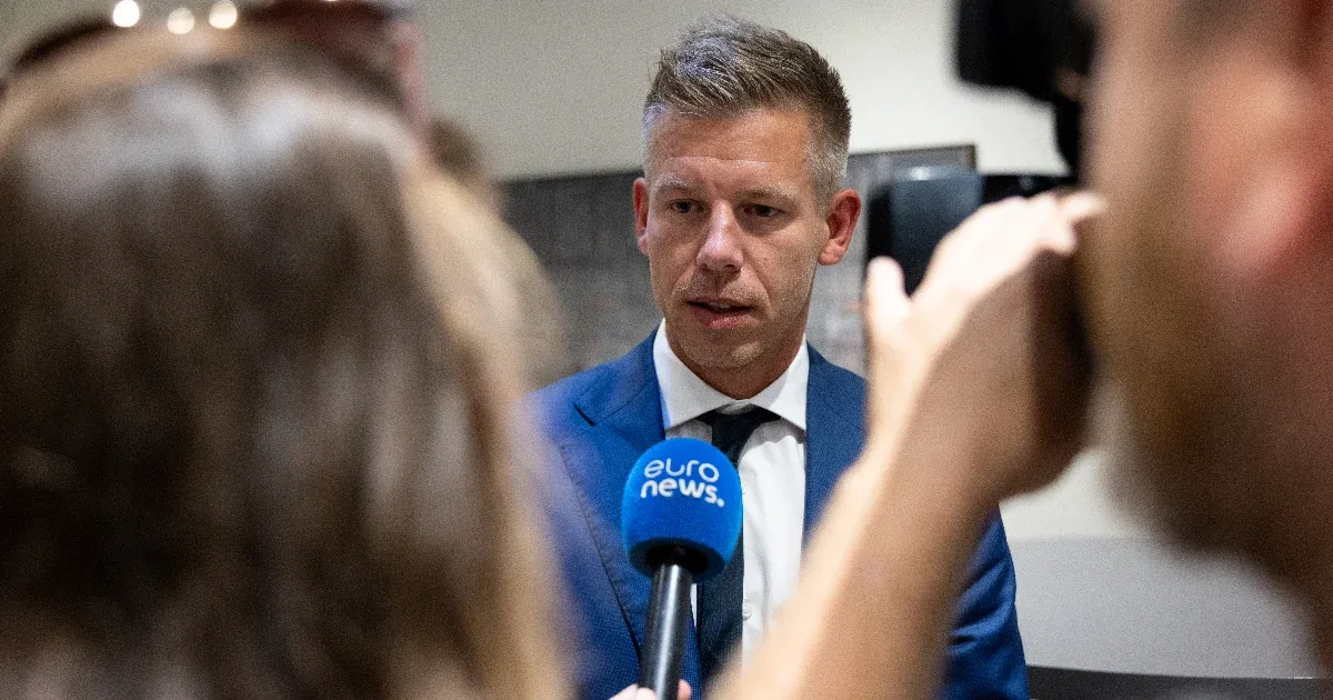 Péter Magyar took pictures with MCC college students on the airport on his technique to Brussels