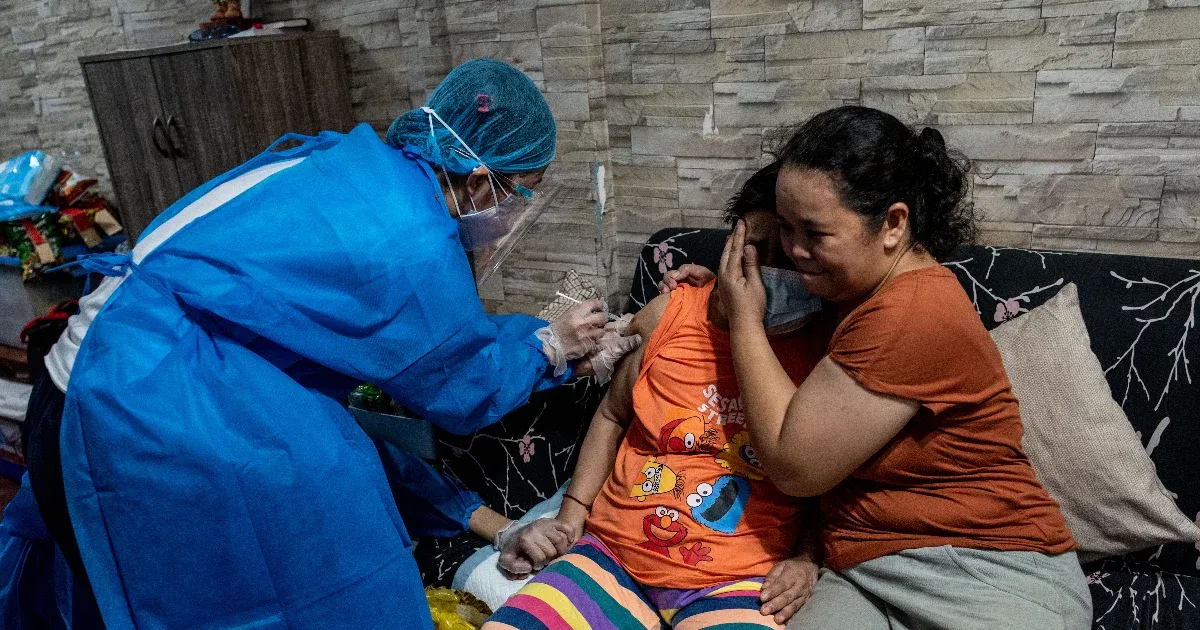 Durante el periodo más mortífero de la pandemia, Estados Unidos atacó en secreto a China con una campaña de propaganda cuestionando la vacuna