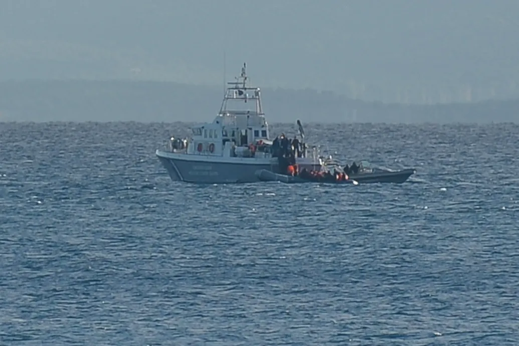 Szemtanúk vannak arra, hogy a görög parti őrség vízbe dobott menedékkérőket