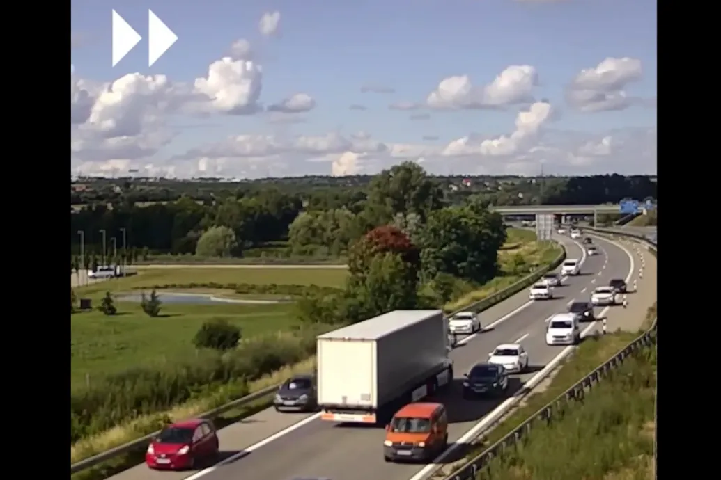 Forgalommal szemben haladt egy kamionos az M0-s autópályán, kevésen múlt, hogy nem okozott balesetet