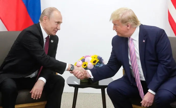 Putyin és Trump találkozója a 2019-es oszakai G20-csúcson – Fotó: Kremlin Press Office / Anadolu Agency / AFP