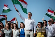 Kihívás lesz Magyar Péternek, hogy Budapest–Brüsszel–Strasbourg ingázással építsen pártot